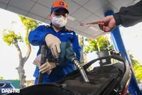 Giá xăng hiện ở mức thấp nhất trong vòng 1 năm qua (Ảnh: Mạnh Quân).