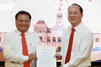 Phó Bí thư Thành uỷ TPHCM Nguyễn Hồ Hải trao quyết định cho ông Trần Phi Long (ảnh: N.V)