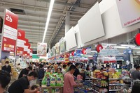 Từ chiều ngày 26/9 đến sáng nay (27/9), rất đông người dân đến siêu thị, chợ mua lương thực để tích trữ.