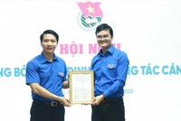 Ông Bùi Quang Huy - Bí thư thứ nhất Trung ương Đoàn (bên phải) trao quyết định cho ông Nguyễn Ngọc Lương giữ chức Bí thư Thường trực Trung ương Đoàn.