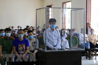 Bị cáo Nguyễn Trung Thành (đứng) tại phiên xét xử. (Ảnh: Nhựt An/TTXVN)