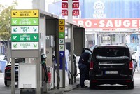 Bơm xăng cho phương tiện tại trạm xăng ở Berlin, Đức, ngày 8/9/2022. (Ảnh: THX/TTXVN)