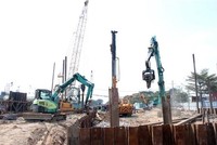 Thi công Dự án hầm chui nút giao thông Nguyễn Văn Linh-Nguyễn Hữu Thọ. (Ảnh: Tiến Lực/TTXVN)