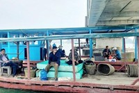 Các hộ dân có bè nuôi vi phạm bị cưỡng chế. (Ảnh: Thanh Vân/TTXVN)