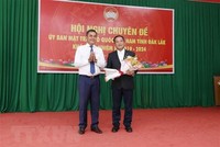 Phó Bí thư Tỉnh ủy Đắk Lắk Y Biêr Niê tặng hoa chúc mừng tân Chủ tịch Ủy ban Mặt trận Tổ quốc Việt Nam tỉnh Đắk Lắk Y Giang Gry Niê Knơng. (Ảnh TTXVN phát)