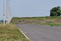 Một tuyến đường nội bộ trong khu công nghiệp tại Bà Rịa-Vũng Tàu bị vướng bồi thường, giải phóng mặt bằng nên không thể thi công. (Ảnh minh họa. Hoàng Nhị/TTXVN)