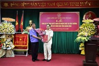 Ông Nguyễn Tiến Hùng (áo trắng) nhận Quyết định bổ nhiệm Viện trưởng Viện Kiểm sát Nhân dân tỉnh Quảng Bình.