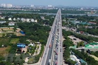 Giao thông trên cầu Thanh Trì nhìn từ trên cao. (Ảnh: Huy Hùng/TTXVN)