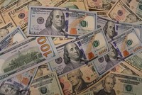 Đồng USD tại một ngân hàng ở Washington, DC. (Ảnh: THX/TTXVN)