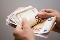 Chi phí năng lượng và thực phẩm tăng cao là những yếu tố thúc đẩy lạm phát leo thang kỷ lục ở châu Âu. Ảnh: AP