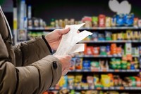 Lạm phát tăng cao khiến người dân phải cân nhắc ký lưỡng trong chi tiêu. Ảnh: genbiz.com.