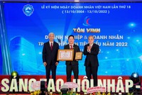 Ông Huỳnh Thanh Tứ - Phó Tổng giám đốc Hưng Thịnh Incons đại diện nhận giải thưởng“Sản phẩm, Dịch vụ tiêu biểu Thành phố Hồ Chí Minh năm 2022”.