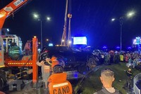 Hiện trường tai nạn hy hữu tại hồ Xuân Hương (thành phố Đà Lạt). (Ảnh: Nguyễn Dũng/TTXVN)