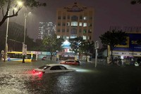 Nhiều phương tiện ô tô đang "bơi" trong biển nước lụt vào đêm 14/10/2022 tại Đà Nẵng. Ảnh: T.X.