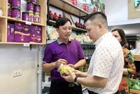 Người tiêu dùng mua sản phẩm OCOP tại quận Hai Bà Trưng.