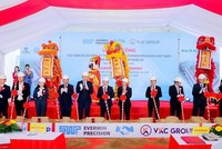 Lãnh đạo tỉnh Nghệ An, Tập đoàn Everwin, VSIP Nghệ An, huyện Hưng Nguyên thực hiện nghi thức khởi công dự án.