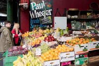 Khách hàng chọn mua hoa quả và rau tại một chợ ở London, Anh. (Ảnh: AFP/TTXVN).