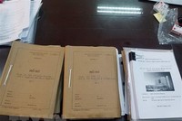 Nhiều tài liệu liên quan đến vụ án vi phạm quy định về đấu thầu gây hậu quả nghiêm trọng xảy ra tại Bệnh viện Đa khoa tỉnh Đồng Nai, Công ty cổ phần Tiến bộ Quốc tế (AIC) và các đơn vị liên quan bị lực lượng chức năng thu giữ. (Ảnh: Phạm Kiên/TTXVN)