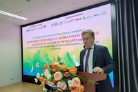 Ông Hervé Conan, Giám đốc Cơ quan phát triển Pháp tại Hà Nội (AFD) chủ tọa phiên tham luận về “Biến đổi khí hậu”