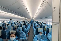 Công dân Việt Nam trên một chuyến bay giải cứu. (Ảnh: TTXVN phát)