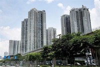 Các tòa chung cư cao tầng dọc theo Xa lộ Hà Nội, thành phố Thủ Đức. (Ảnh: Hồng Đạt/TTXVN)