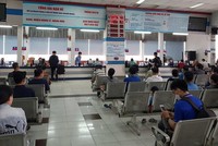 Người dân đến ga Sài Gòn mua vé tàu Tết Quý Mão 2023. (Ảnh: CTV/Vietnam+)