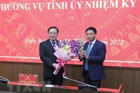 Ông Nguyễn Văn Thắng, Ủy viên Ban Chấp hành Trung ương Đảng, Bộ trưởng Bộ Giao thông Vận tải, tặng hoa chúc mừng ông Mùa A Sơn, Phó Bí thư thường trực Tỉnh ủy Điện Biên. (Ảnh: Xuân Tiến/TTXVN)