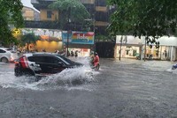 Hà Nội xuất hiện hơn 100 điểm ngập sau trận mưa ngày 13/6/2022. Ảnh: T.L