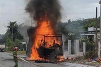 Lực lượng chức năng huyện Tân Phú (Đồng Nai) nỗ lực dập lửa. (Ảnh: TTXVN phát)