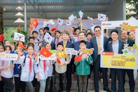 Ban lãnh đạo KBS chụp ảnh cùng học sinh trường Lạc Sĩ.