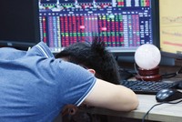 Tâm lý bi quan khiến nhà đầu tư bán tháo cổ phiếu để rút tiền về.