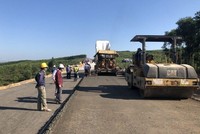 Thảm bê tông nhựa trên tuyến cao tốc Cam Lộ - La Sơn.