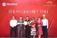 Đại diện Chủ đầu tư Thuận Phát trao chìa khóa, hoa và quà cho chủ sở hữu biệt thự.