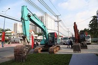 Tỉnh Bình Dương gấp rút chuyển vốn từ dự án không có khả năng giải ngân sang các dự án giải ngân cao để hoàn thành chỉ tiêu giải ngân đầu tư công đạt 85% năm 2022. Trong ảnh nhà thầu đang thi công mở rộng Quốc lộ 13.
