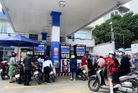 Người dân đổ xăng tại một cây xăng trên đường Hoàng Văn Thụ, quận Phú Nhuận. (Ảnh: Hồng Đạt/TTXVN)