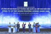 Ông Lưu Công An PTGĐ Tập đoàn Phenikaa, đại diện nhận biểu trưng Thương hiệu quốc gia 2022.