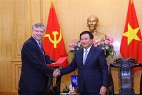 Giám đốc Học viện Chính trị quốc gia Hồ Chí Minh Nguyễn Xuân Thắng tiếp ông Marcello de Moura Extevão Filho - Giám đốc toàn cầu Ban kinh tế vĩ mô, Thương mại và Đầu tư của Ngân hàng Thế giới. (Ảnh: Văn Điệp/TTXVN)