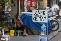 Hình ảnh một "cây xăng vỉa hè" ở Hà Nội (Ảnh: Thế Hưng).