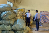 Lực lượng chức năng kiểm tra kho hàng của ông Nguyễn Thế Thu.