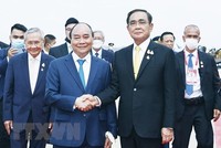Thủ tướng Thái Lan Prayut Chan-o-cha đón Chủ tịch nước Nguyễn Xuân Phúc tại Sân bay Không quân Hoàng gia Thái Lan. (Ảnh: Thống Nhất/TTXVN)