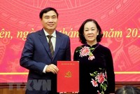 Trưởng ban Tổ chức Trung ương Trương Thị Mai (phải) trao quyết định của Bộ Chính trị điều động, chỉ định ông Trần Quốc Cường giữ chức Bí thư Tỉnh ủy Điện Biên nhiệm kỳ 2020-2025. (Ảnh: Xuân Tiến/TTXVN).