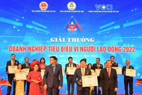 Đ/c Hoàng Quang Phòng - Phó Chủ tịch VCCI (bên phải) trao Bằng khen “Doanh nghiệp tiêu biểu vì người lao động” của VCCI và đ/c Nguyễn Ngọc Hiển - Ủy viên Đoàn Chủ tịch Tổng Liên đoàn Lao động Việt Nam, Tổng biên tập báo Lao Động (bên trái) tặng Kỷ niệm chương cho ông Hồng Quang - Thành viên HĐQT kiêm Giám đốc Khối Nhân sự, Chủ tịch Công đoàn Vietcombank - đại diện Vietcombank.