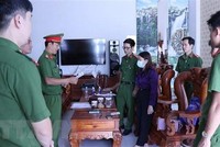 Lực lượng chức năng bắt tạm giam và khám xét nơi ở, nơi làm việc của nguyên kế toán trưởng CDC Bình Phước Nguyễn Thị Cẩm Hồng (45 tuổi, ngụ khu phố Thanh Bình, phường Tân Bình, thành phố Đồng Xoài). (Ảnh: Đậu Tất Thành/TTXVN).