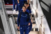 Tiền đạo Harry Kane (trước) cùng các đồng đội tuyển Anh tới sân bay quốc tế Hamad ở Doha, Qatar ngày 15/11/2022. Ảnh: AFP/TTXVN