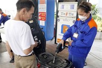 Mua bán xăng, dầu tại một điểm bán lẻ xăng, dầu trên địa bàn Hà Nội. (Ảnh: Trần Việt/TTXVN)