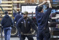 Công nhân tại một nhà máy ở Mỹ. (Nguồn: Ejinsight)