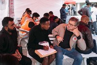 Người nhập cư đăng ký thủ tục tại một trại tị nạn Pháp. Ảnh: Le Monde.