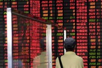 Hai chỉ số Shanghai Composite và Shenzhen Component của Trung Quốc đều ngập sắc đỏ trong phiên giao dịch 28/11. Ảnh: AFP.