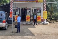 Đội Quản lý thị trường số 1 - Cục Quản lý thị trường thành phố Cần Thơ kiểm tra cây xăng P.A. (Ảnh: TTXVN phát)