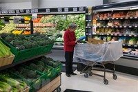 Khách hàng mua sắm tại một siêu thị ở Auckland, New Zealand, ngày 5/10. (Ảnh: THX/TTXVN)